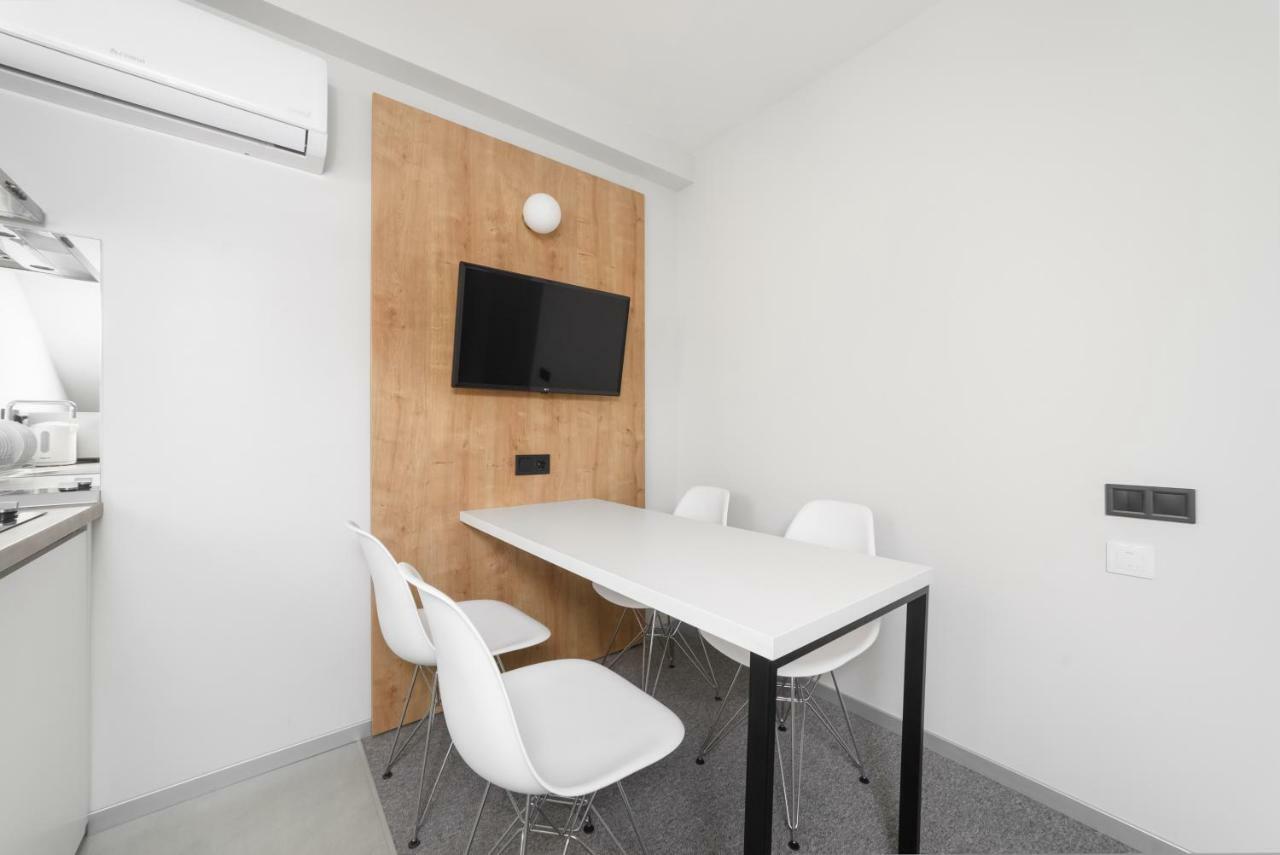 Apartment Poseidon Deluxe перша лінія з басейном
