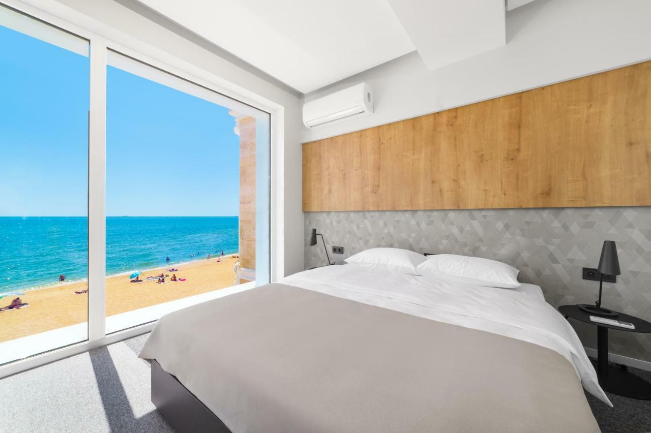 Poseidon Deluxe перша лінія з басейном * Odesa