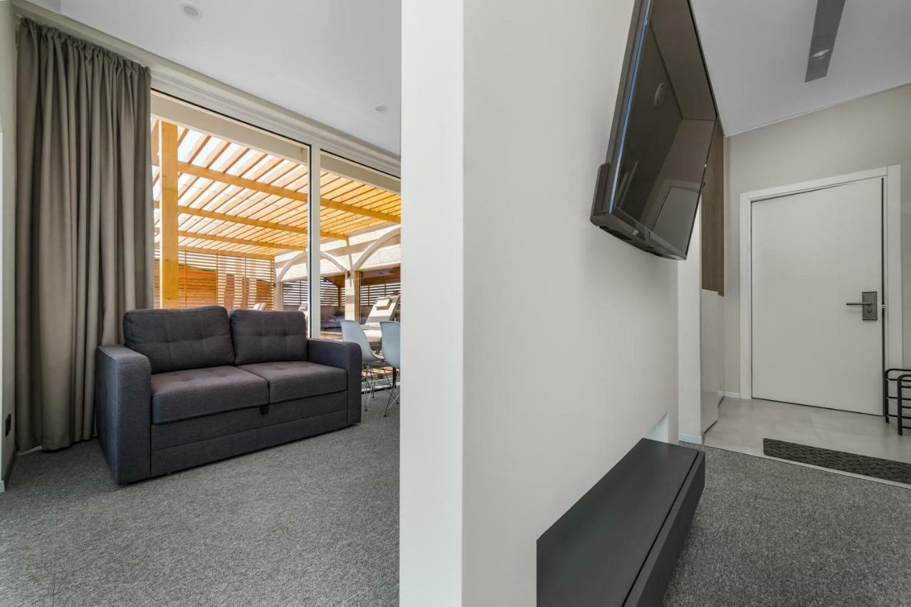 Poseidon Deluxe перша лінія з басейном Apartment Odesa